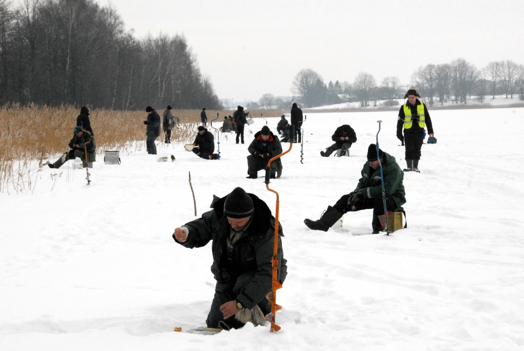 Ant ledo varžėsi žvejai