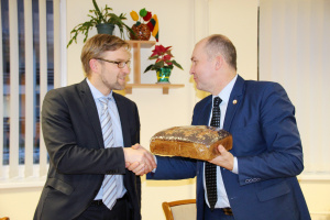 Rajono meras R. Janickas ministrui L. Kukuraičiui įteikė mūsų krašto duonelę.