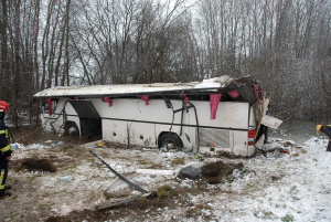 Nuo kelio nuslydo ir apvirto vaikus vežęs autobusas (PAPILDYTA)