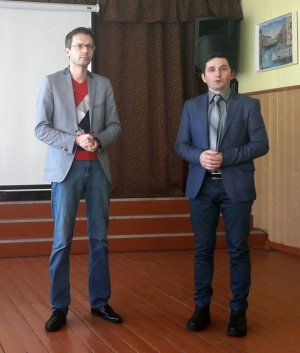 Žurnalistas Andrius Tapinas ir Taujėnų gimnazijos direktorius Darius Kaplūnas.