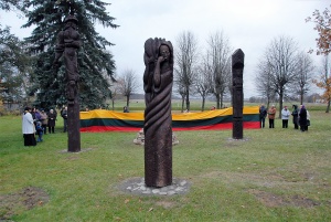 Viena iš dovanų Lietuvai 100-mečio proga – Liaušiuose atsiradęs skulptūrų skverelis. Gedimino Nemunaičio nuotr.