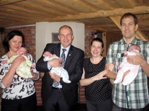 R. Janickas ir A. Leonavičienė pasveikino Evaldo ir Vitos Leipų šeimą. Autorės nuotr.