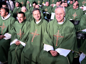Dvasininkai, tarp kurių ir R. Laniauskas laukia popiežiaus Pranciškaus. Asmeninio R. Laniausko albumo nuotr.