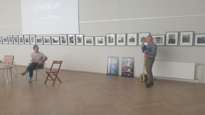 Autorės nuotr. A. Kulikauskas į parodos atidarymą atsinešė J. Meko daiktų.
