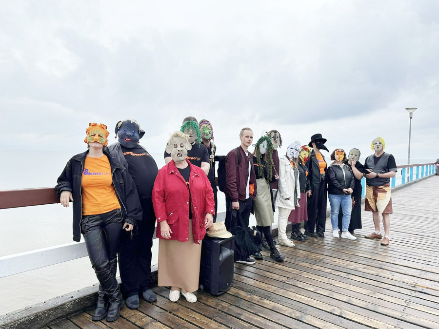 Performanso „Miesto metamorfozės“ kaukės ant Palangos tilto.