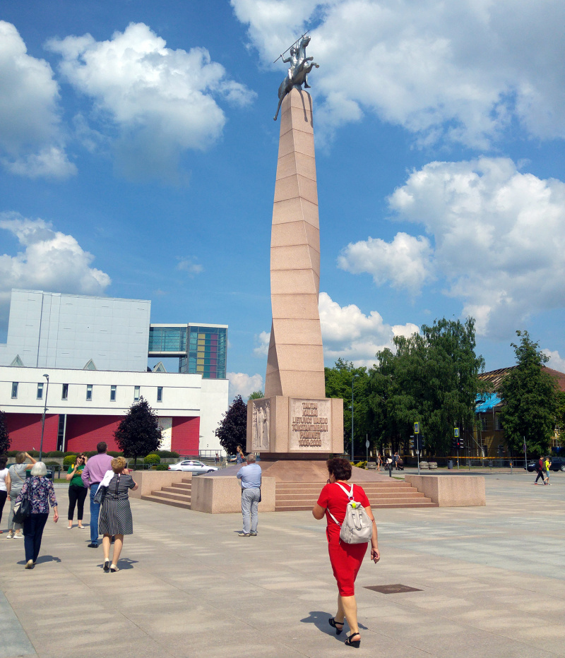Marijampolės centrinę aikštę puošia skulptoriaus Kęstučio Balčiūno sukurtas 19 m aukščio paminklas „Tautai ir kalbai. Lietuvos vardo 1000-mečiui paminėti“. Vaidotės Šantarienės nuotr.