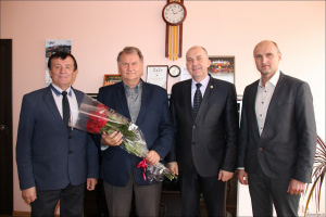Administracijos direktorius S. Jackūnas, direktoriaus pareigas paliekantis V. Kromelis, rajono meras R. Janickas ir naujasis direktorius R. Andronavičius.