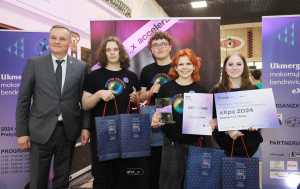 Dainiaus Vyto nuotr. Pirmosios vietos apdovanojimą „Dyslexia Rainbow“ komandai iš Jono Basanavičiaus gimnazijos įteikė rajono savivaldybės meras Darius Varnas.