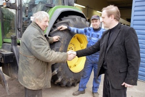 Ūkininkas Steponas spaudė ranką „Optima 13 Auto“ direktoriui Sauliui Varžgaliui ir montuotojui Sigitui. Gedimino Nemunaičio nuotr.