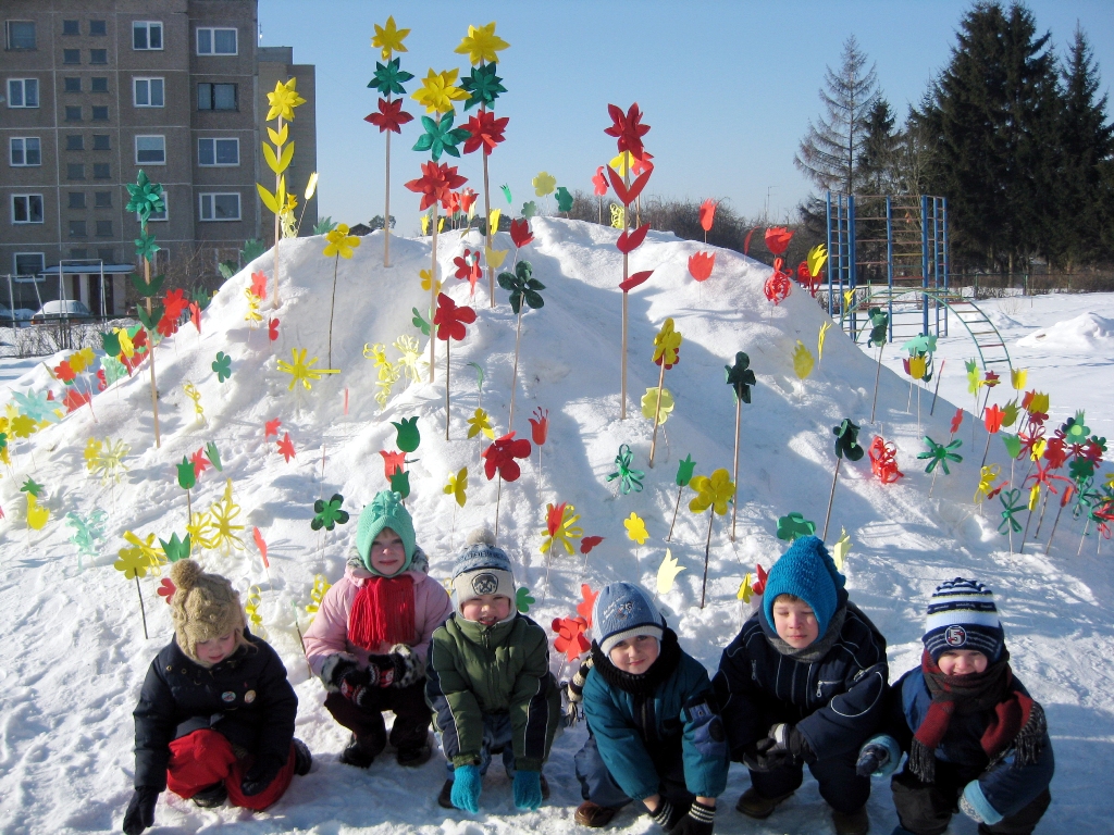 Gėles sniege dovanoja Lietuvai