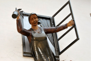 Skulptūra „Moteris lange“ ukmergiškius pasitinka nuo pastato Kauno gatvėje.