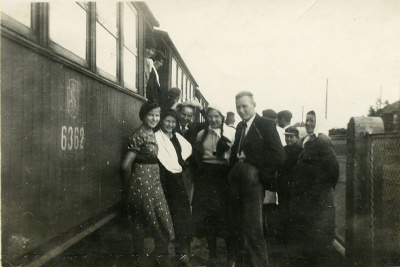 Siaurojo geležinkelio stotyje Ukmergėje, 1935 m., UkKM F 2685.  Ukmergės kraštotyros muziejaus nuotr.