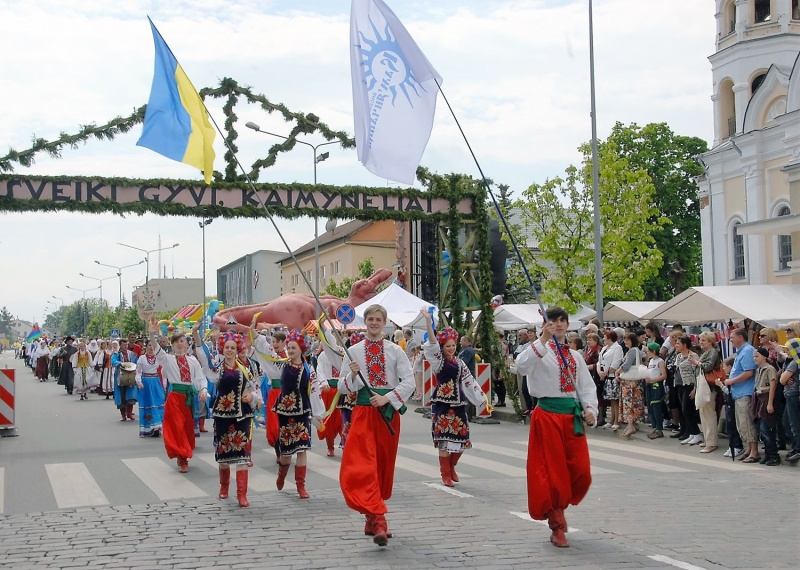 Pernykštėje Ukmergės miesto šventėje eisenoje žygiavo ir užsieniečiai. Gedimino Nemunaičio nuotr.
