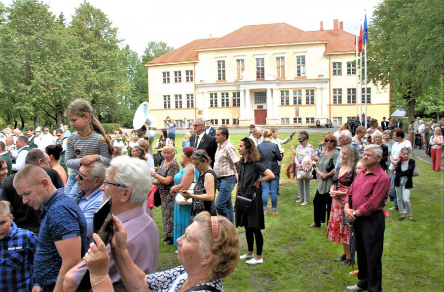 Gedimino Nemunaičio nuotr. Gausus žmonių būrys prie Užugirio pradžios mokyklos buvo susirinkęs 2019 metais, kai čia buvo atidengtas paminklas pirmajam šalies prezidentui.