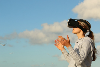 Kaip virtuali realybė veikia socialinius ryšius ir bendravimą?