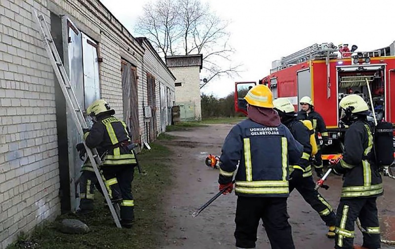 Vilniaus gatvėje apdegė Užupio pagrindinei mokyklai priklausantis garažas. Ukmergės priešgaisrinės gelbėjimo tarnybos archyvo nuotr.