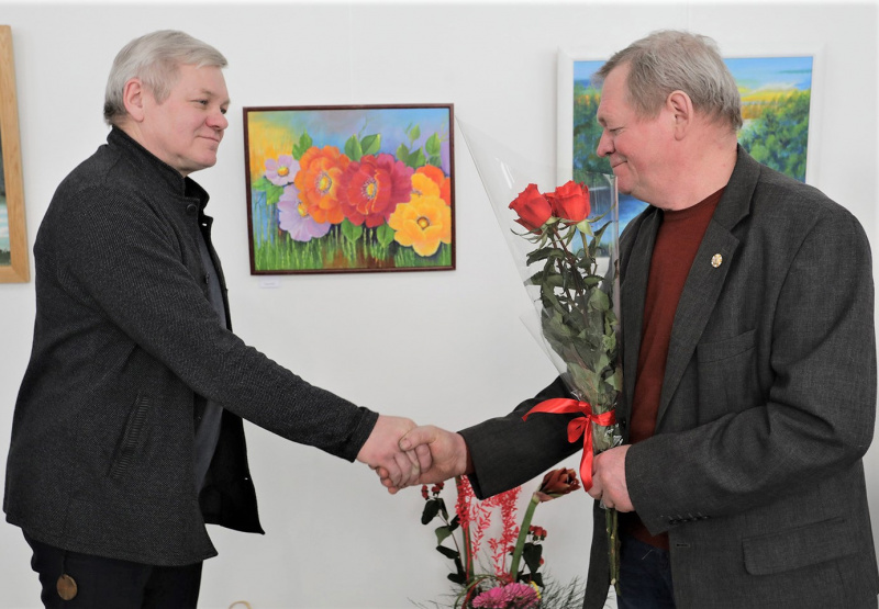 Ukmergės kultūros centro nuotr. Naująjį draugijos pirmininką Stanislovą Zinkevičių gėlėmis pasveikino buvęs vadovas Rimantas Zinkevičius.  