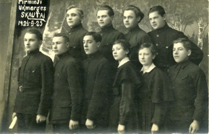 Nuotraukos Ukmergės kraštotyros muziejaus 1.	Mauša Levis, Pirmieji skautai Ukmergėje, 1924 m., UkKM F 3067