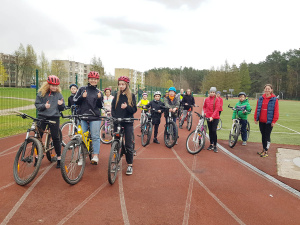 Jaunieji sportininkai pirmoje dviračių treniruotėje šventės metu.  Autorės nuotr.