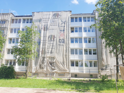 Dėl užsitęsusios renovacijos gyventojai vasarą pasitiko uždengtais langais.  Skaistės Vasiliauskaitės-Dančenkovienės nuotr.