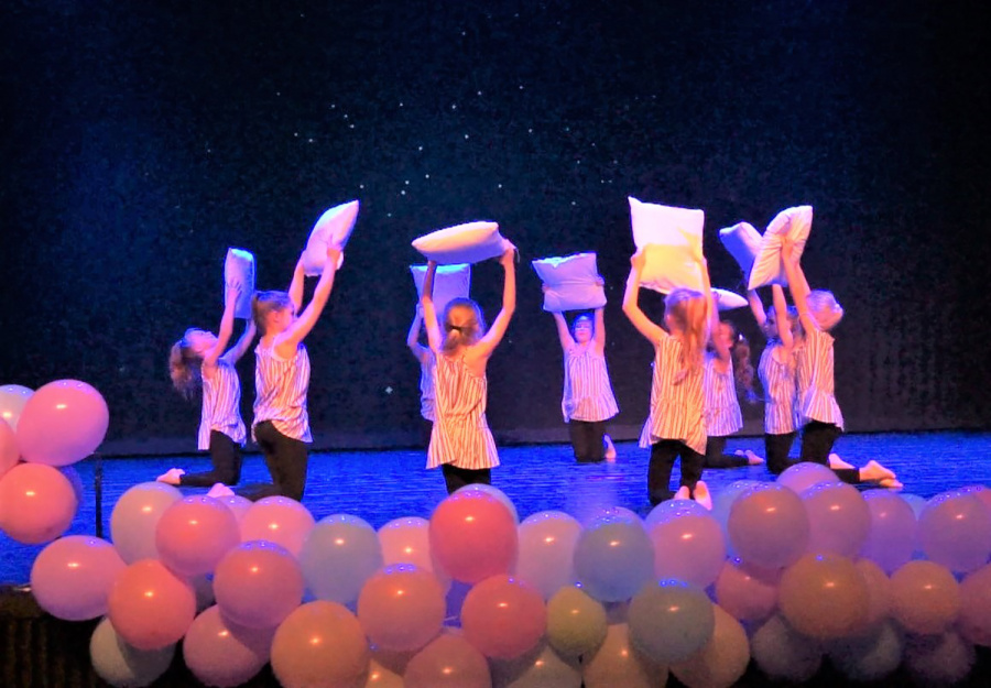 Šiuolaikinio šokio kolektyvo „Aidas“ šokis „Sapnas“, už kurį skirta II-oji vieta.    Nijolės Paškauskienės nuotr. 