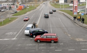 Gedimino Nemunaičio nuotr. Lapkričio 2-ąją Deltuvos–Žiedo gatvių sankryžoje susidūrė ir buvo apgadinti trys automobiliai.