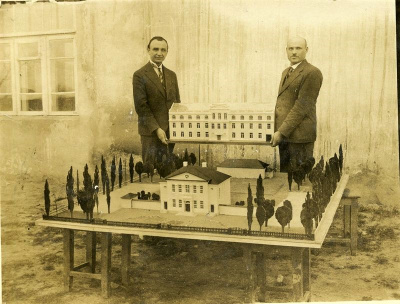 Nuotraukos Ukmergės kraštotyros muziejaus 1.	Stasys Valatka, Ukmergės amatų mokyklos dėstytojai prie mokyklos maketo, 1930 m., UkKM F 2671