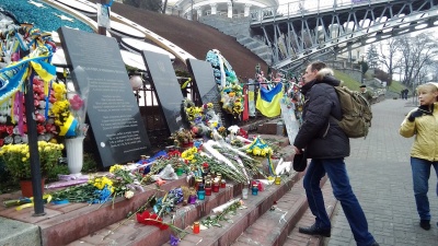 Autorės nuotr. Ukrainiečiai pagerbia žuvusiuosius Maidano aikštėje.