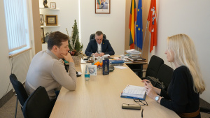Ukmergės rajono savivaldybės meras Darius Varnas ir administracijos direktorė Inga Pračkailė susitikime su Vilniaus „Steko“ vadovu Gyčiu Šukiu.