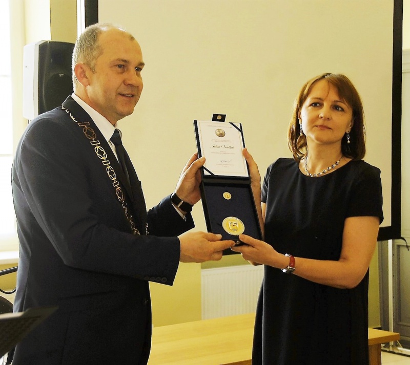 R. Janickas apdovanojimą įteikė J. Veselkos dukrai Daliai. Gedimino Nemunaičio nuotr.