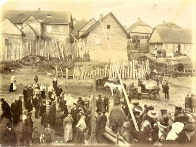 Nuotraukos Ukmergės kraštotyros muziejaus.Atvirukas-fotonuotrauka. Mažoji darbininkų gatvė (dabar – Darbininkų) Ukmergėje, apie 1900 m., UkKM R 493061