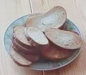 Ukmergiškių pasipiktinimą sukėlė šios feisbuke išplatintos mokyklos valgykloje tiekiamos sriubos ir duonos nuotraukos.