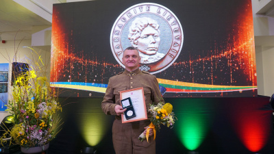 Ukmergės rajono savivaldybės nuotr. Apdovanojimas atminimo medaliu įteiktas ukmergiškiui Artūrui Grigucevičiui.