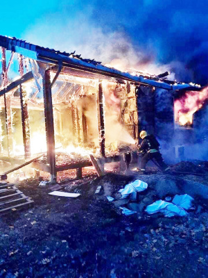 Atvykus ugniagesiams, namas degė atvira liepsna.  Ukmergės PGT nuotr.