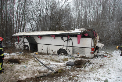Nuo kelio nuslydo ir apvirto vaikus vežęs autobusas (PAPILDYTA)