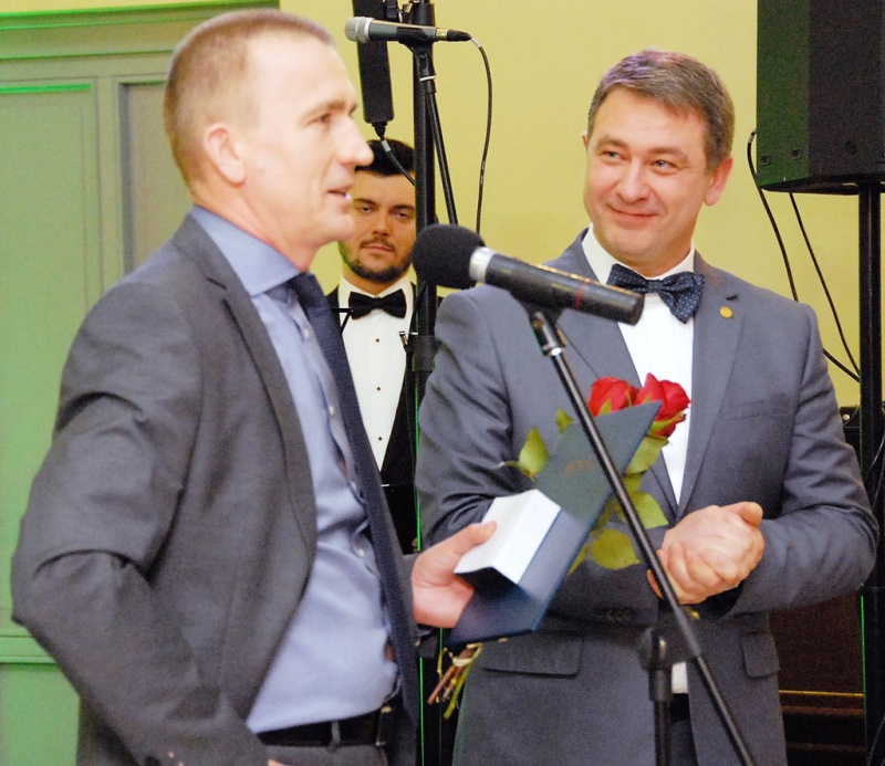 V. Petronis (dešinėje) verslo partneriams įteikė atminimo medalius. Kairėje – UAB „Baltukmės statyba“ direktorius A. Pelakauskas. Gedimino Nemunaičio nuotr.