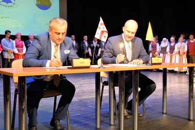 Calendžichos savivaldybės vicemeras S. Sherozia ir rajono meras R. Janickas pasirašė ketinimų bendradarbiauti sutartį. Gedimino Nemunačio nuotr.