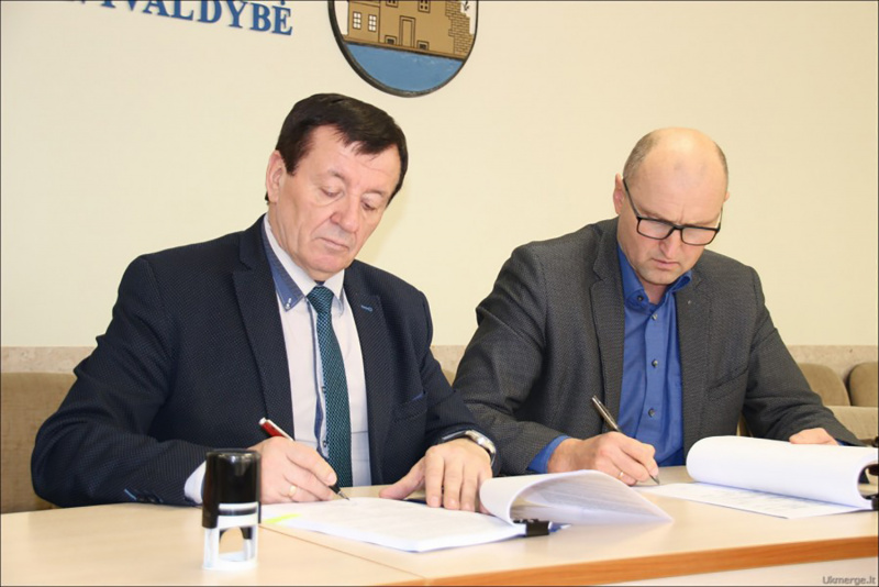 Sutartį dėl projekto pasirašė savivaldybės administracijos direktorius Stasys Jackūnas ir UAB „Ukmergės keliai“ laikinasis vadovas Raimondas Andronavičius. Daivos Zimblienės nuotr.