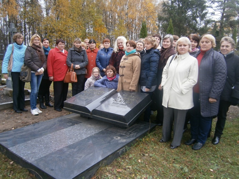 Bibliotekininkai prie Vlado Šlaito mamos kapo Žemaitkiemyje.