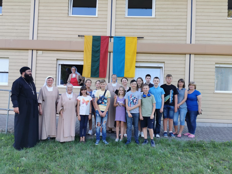 Seserys karmelitės organizavo stovyklą Ukrainos vaikams, kurių tėvai žuvo ar nukentėjo kare.