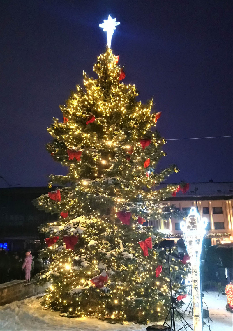  Gedimino Nemunaičio nuotr. Šeštadienį vykusios šventės metu lemputėmis sutvisko kalėdinė eglė.