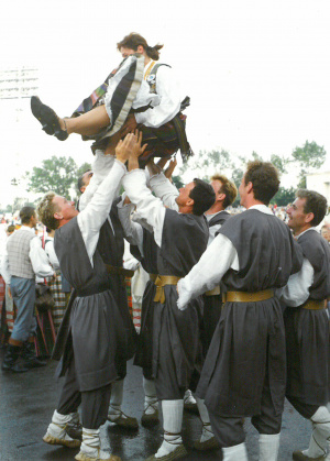 Asmeninio archyvo nuotr. Tūkstantmečio Dainų šventėje kolektyvo nariai kilnojo vadovę ant rankų.