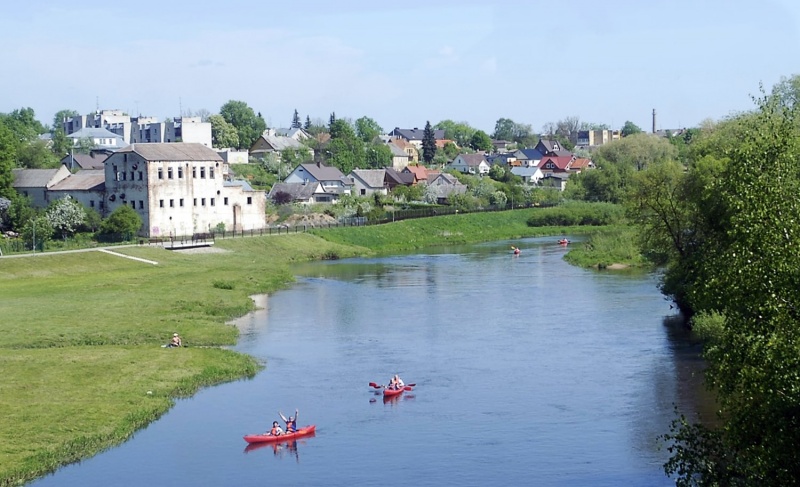 Turistai Ukmergę apžiūri nuo upės. Gedimino Nemunaičio nuotr.