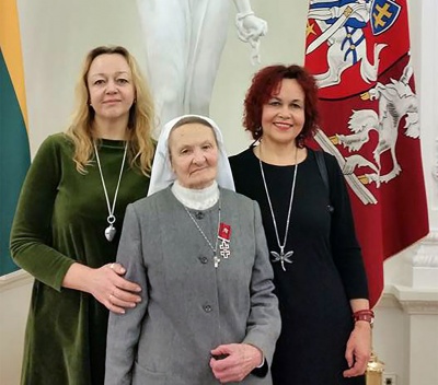 Vasario 16-ąją apdovanota vienuolė Monika Gavėnaitė su dukterėčiomis Rasa (dešinėje) ir Dalia Prezidentūroje.