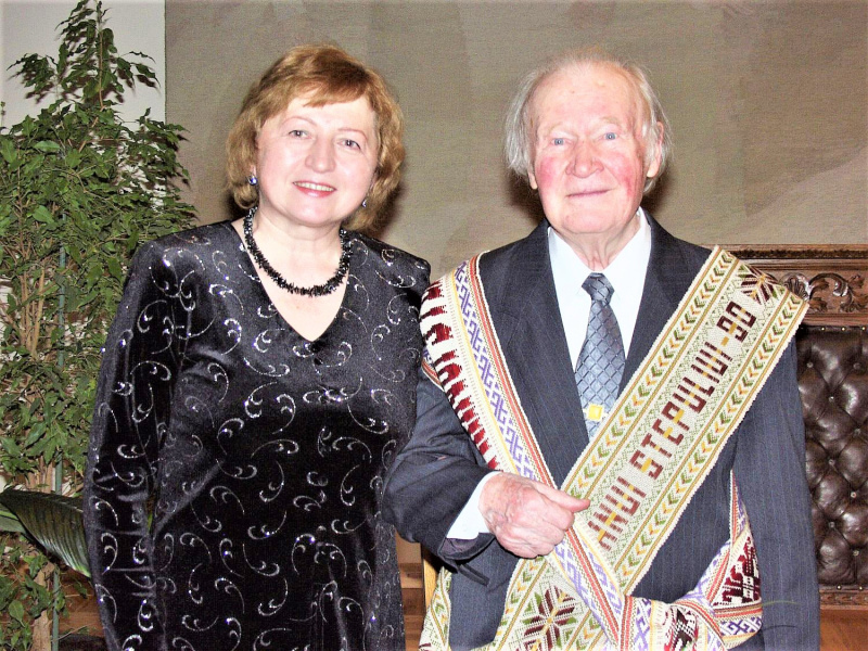 1.	Profesorė L. Naikelienė su savo mokytoju P. Stepuliu. 2003 m.