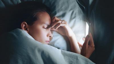 Miegui kenkia karantinas ir išmanieji telefonai