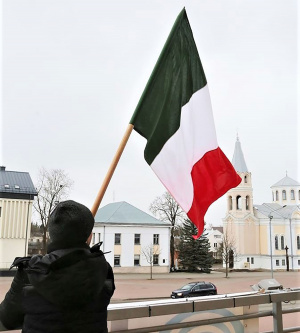 Dainiaus Vyto nuot. Italijos vėliava nuo Kultūros centro nuimta – šios šalies muzikantai į perkusinės muzikos festivalį neatvyks.