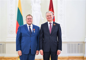 Šalies prezidentas D. Miezenui įteikė ordino „Už nuopelnus Lietuvai“ Riterio kryžių.  Roberto Dačkaus nuotr.