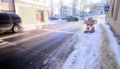 Laikinas STOP ženklas žymi naujai nubrėžtos STOP linijos vietą.  Gedimino Nemunaičio nuotr.
