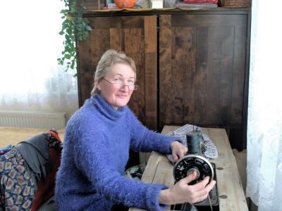 L. Darulienė „ištikima“ senajai „Singer“ siuvimo mašinai.